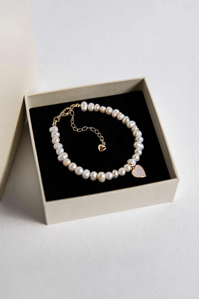 Bracelet with mother-of-pearl pendant