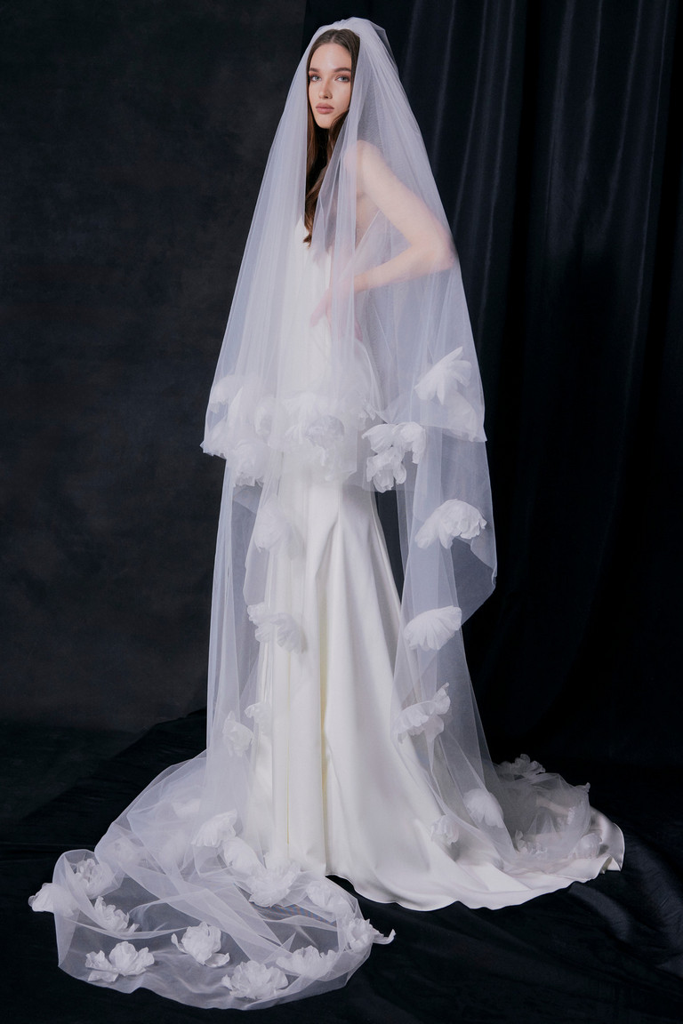Veil with voluminous flowers photo number 3
