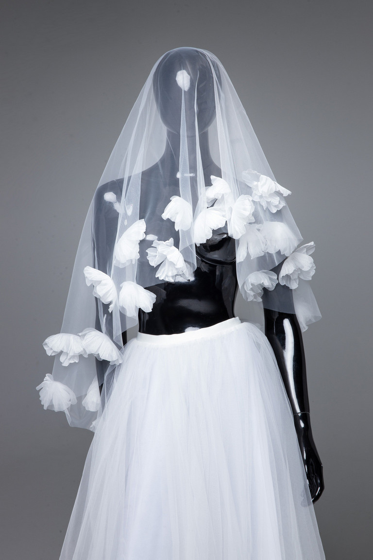 Short veil with voluminous flowers photo number 1