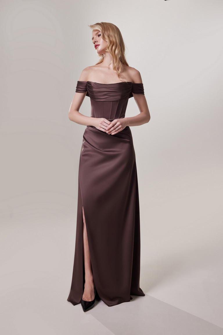 Шоколадное вечернее платье Райли - На модели